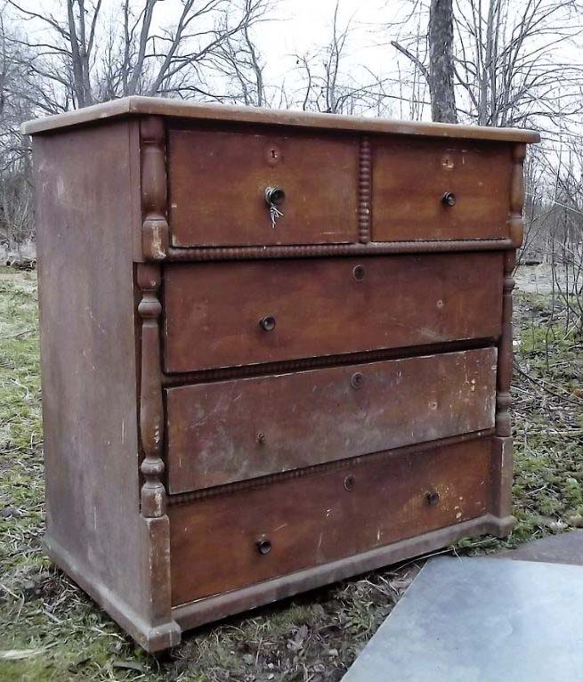 Nous avons récupéré une vieille commode sans tiroirs abandonnée à la poubelle et l’avons transformée en une pièce pleine de charme