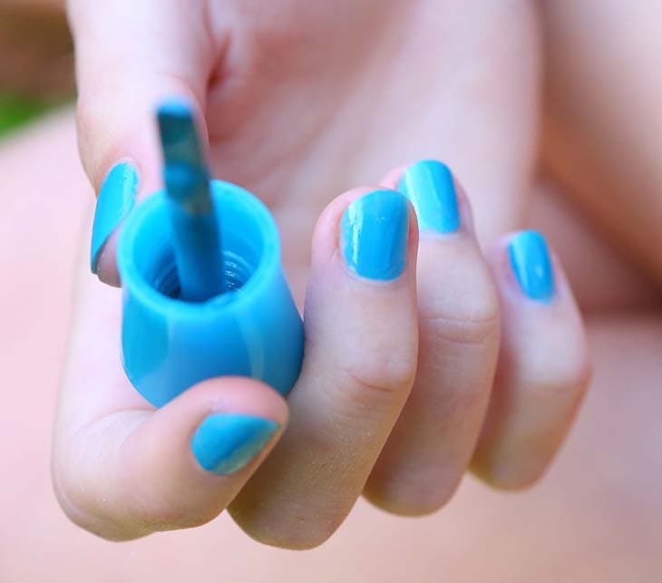 Vernis de couleur bleue. source : spm