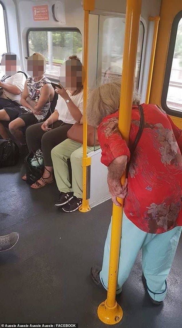 ont pas laissé une vieille dame s’asseoir dans le train