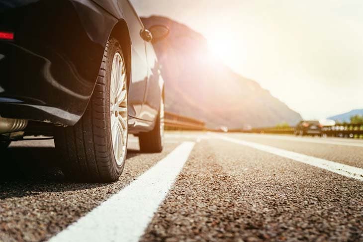 Une voiture qui roule en toute sécurité