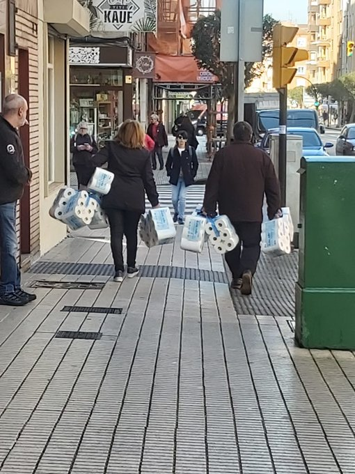 voici pourquoi les gens achètent désespérément du papier toilette