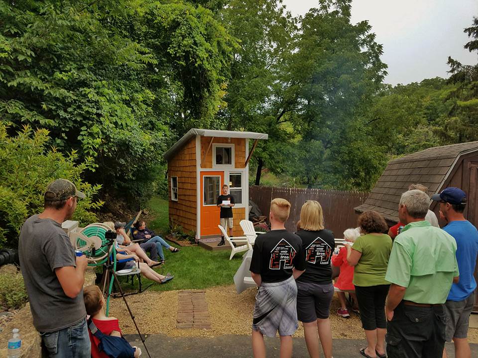 Un garçon de 13 ans construit une petite maison dans son arrière-cour