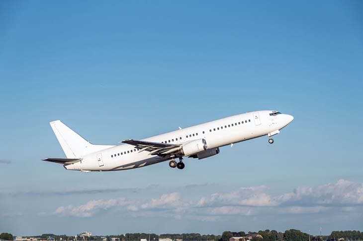 Un avion après le décollage 