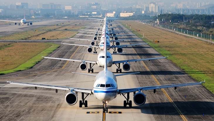 Des avions sur la piste 