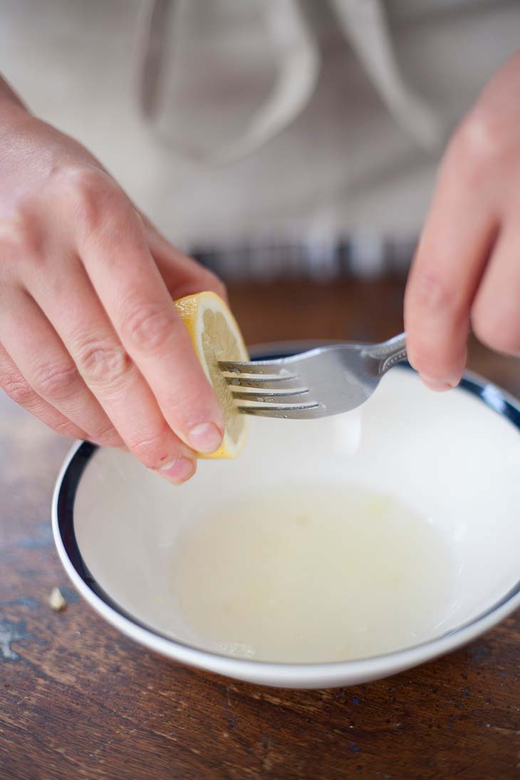 Presser le jus d’un citron avec une fourchette 