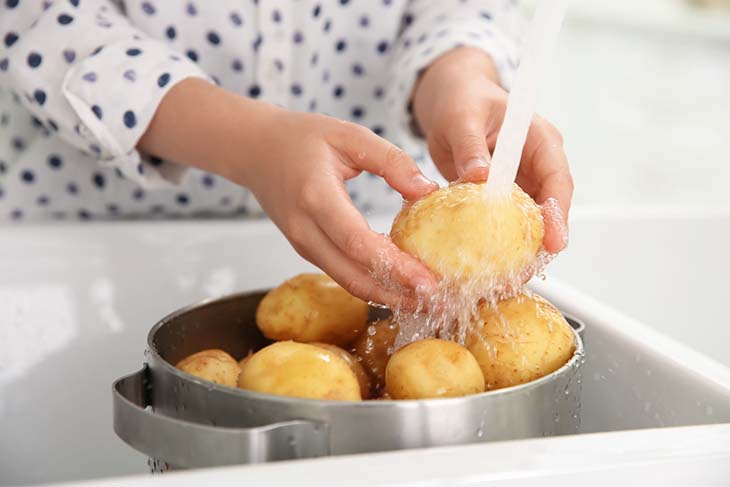 Rincer ses pommes de terre à l’eau - source : spm