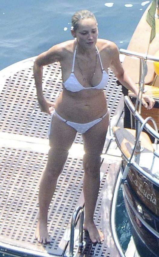 Sharon Stone en bikini à 66 ans – les fans repèrent un détail intéressant qui fait parler