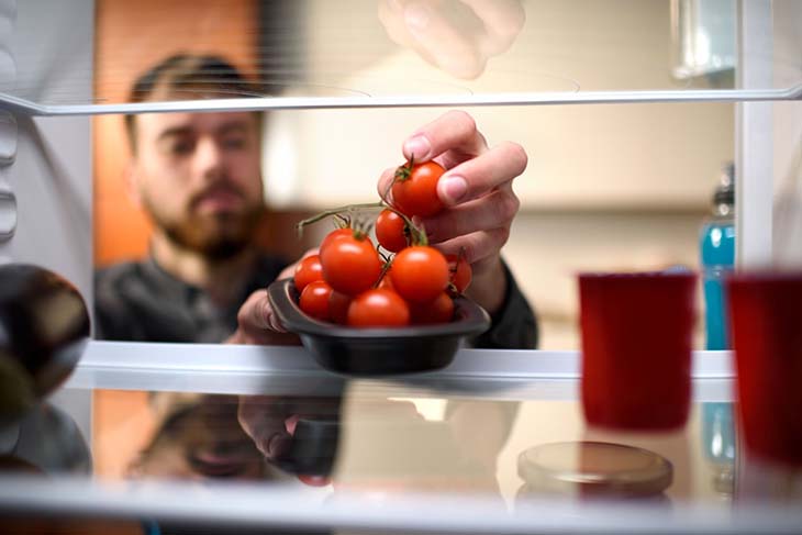 Des tomates dans le réfrigérateur 