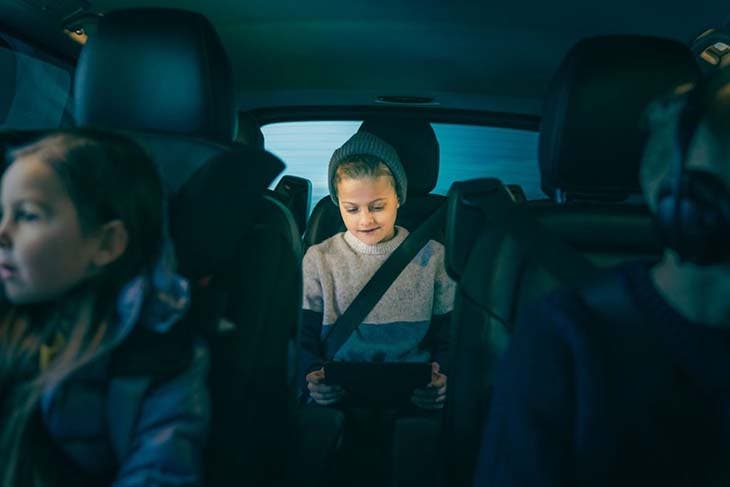 Jeune garçon qui utilise sa tablette pour jouer