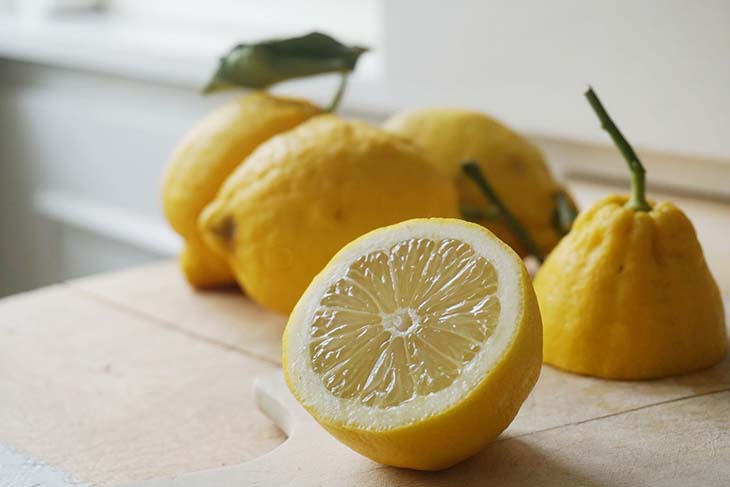 Des tranches de citron sur la table 