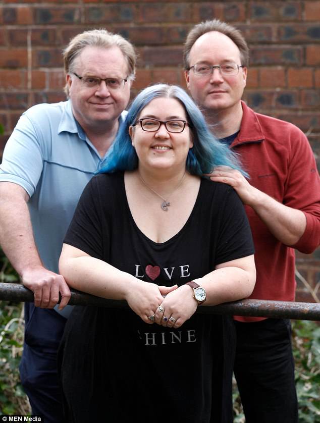 Cette femme a un mari, un fiancé et deux petits amis qui vivent tous heureux ensemble