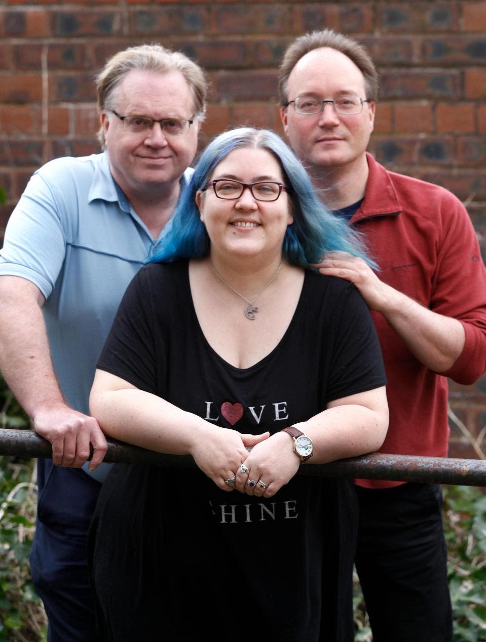 Cette femme a un mari, un fiancé et deux petits amis qui vivent tous heureux ensemble