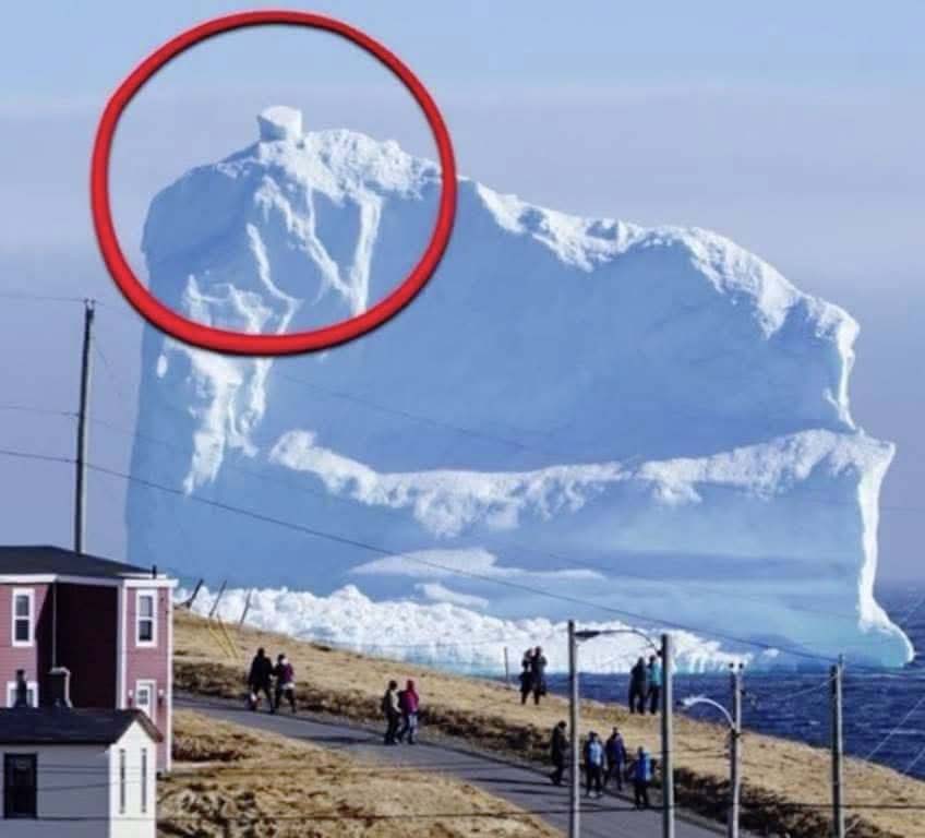 Un iceberg dérive près d’un village, mais ce qu’il transporte sur sa surface terrifie les habitants…