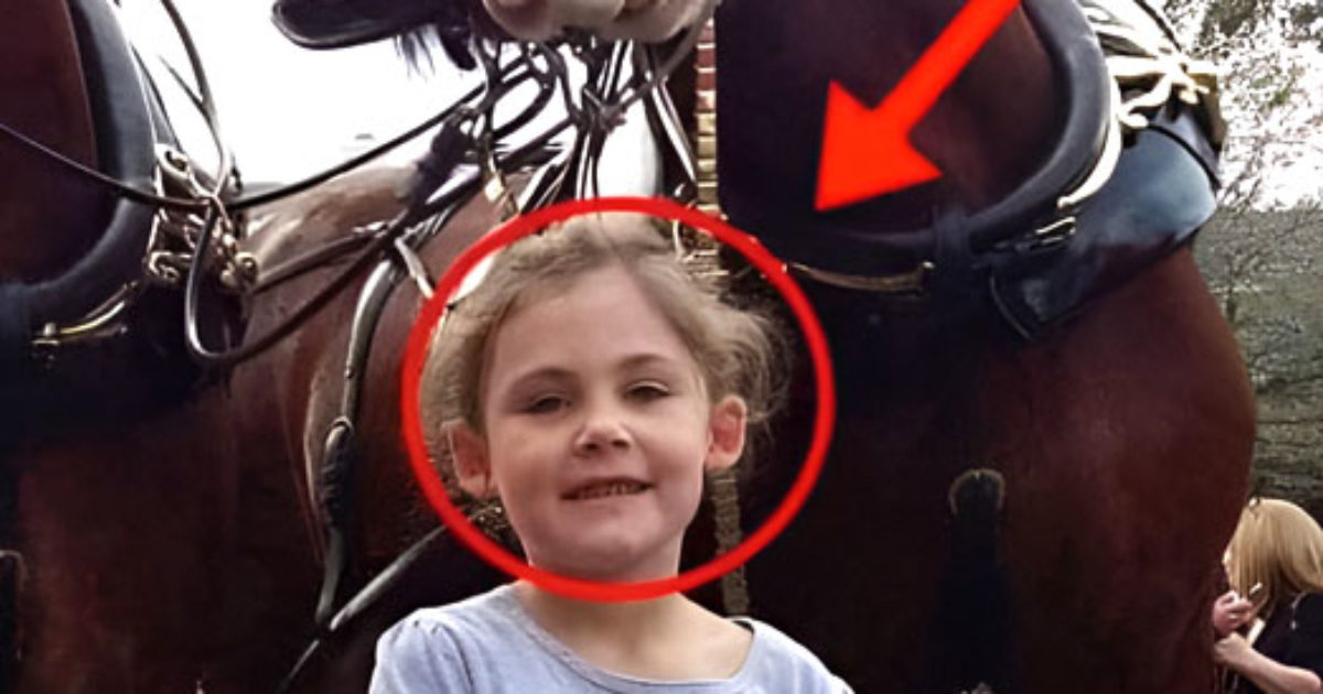 Un père capture une photo de sa fille aux côtés d’un cheval. En examinant l’image de plus près, il reste sans voix face à ce qu’il découvre