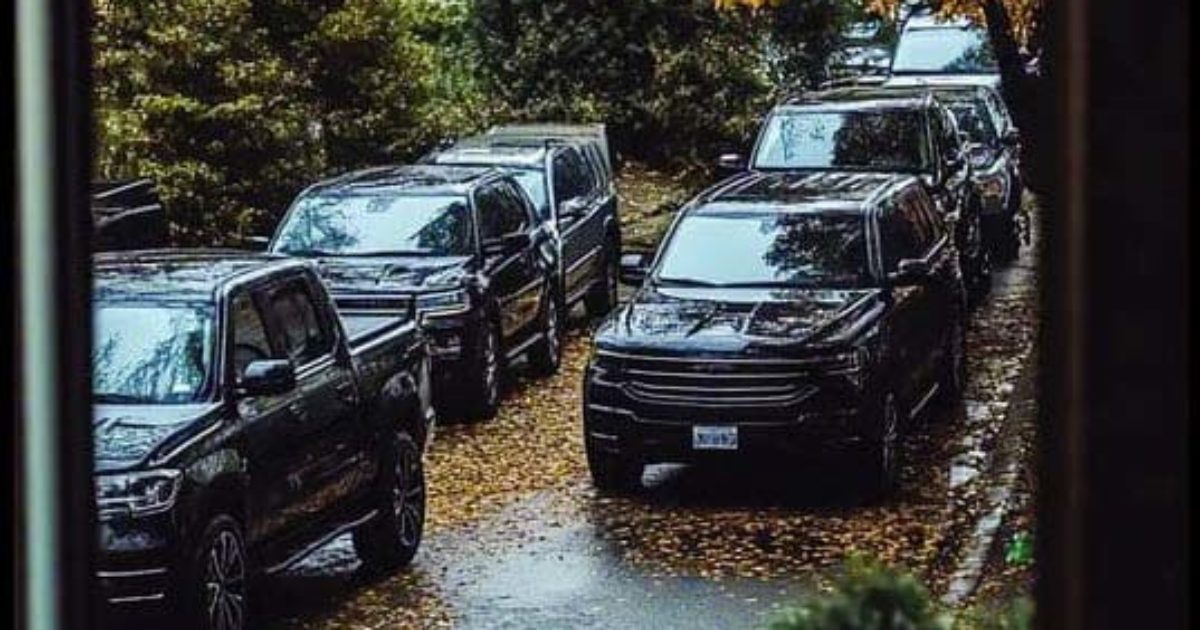 Une conductrice de taxi enceinte enmène un sans-abri à l'hôpital, le lendemain, un cortège de SUV apparaît sous sa fenêtre.