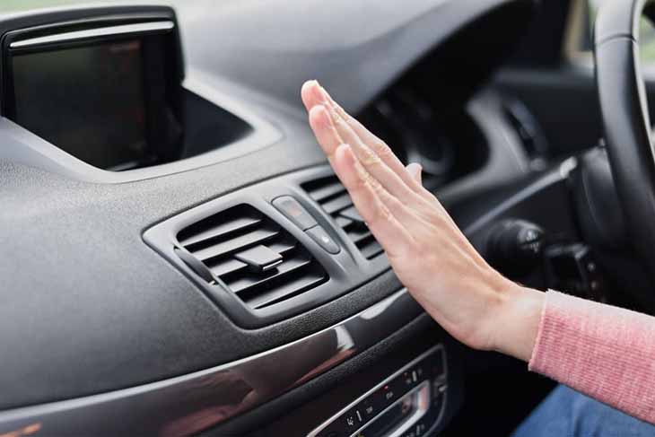 Le climatiseur de la voiture 