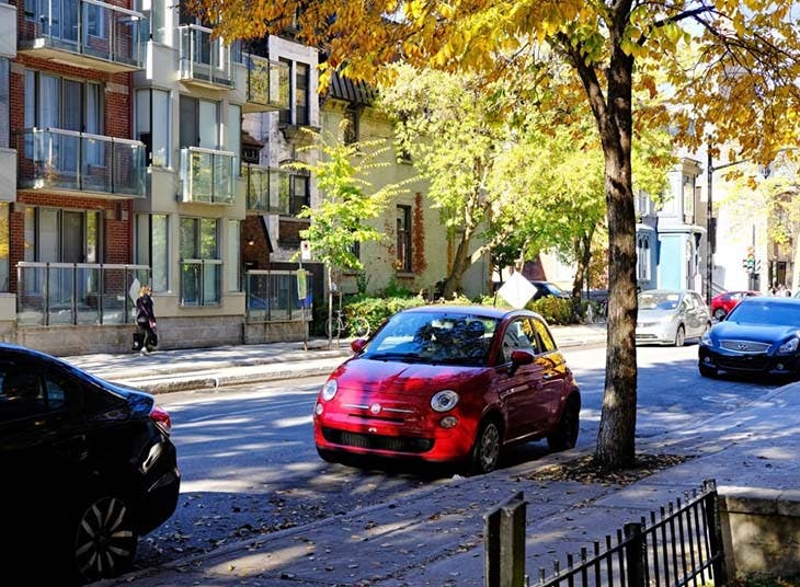 Voiture garée à l’ombre